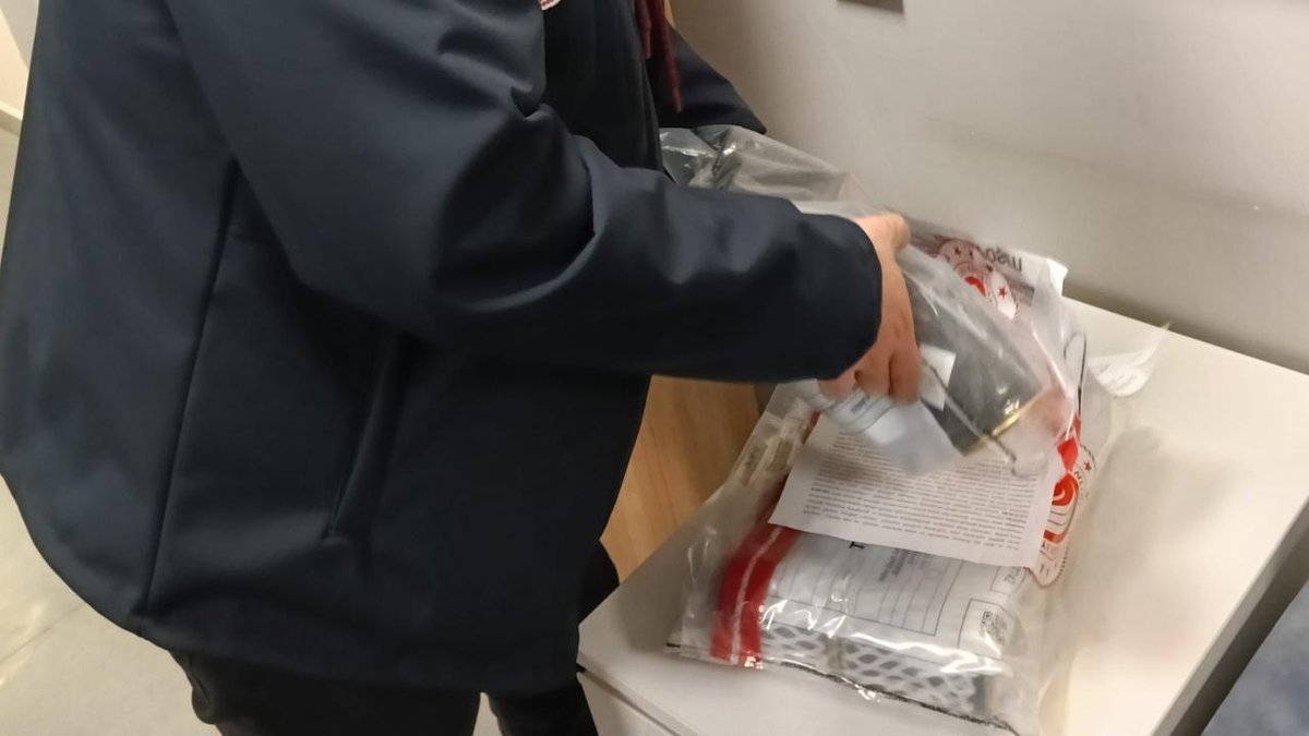 İstanbul Havalimanı'nda kaçak 13 kilogram: mersin balığı havyarı ele geçirildi