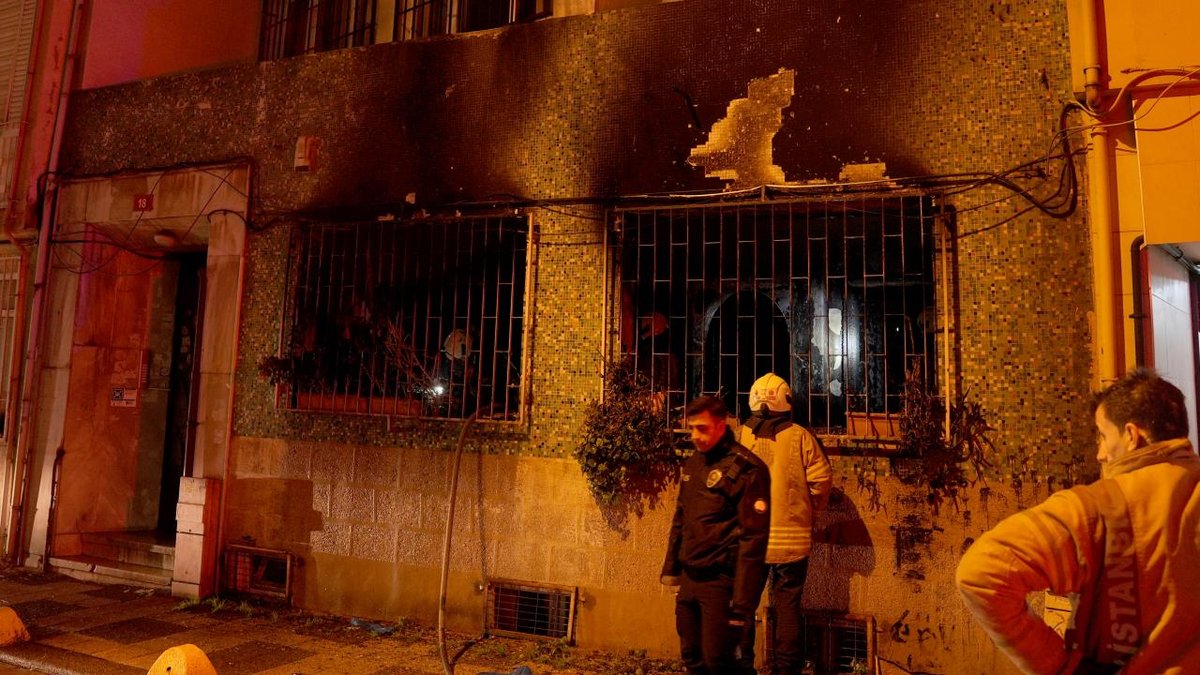 Kadıköy'de dört katlı bir apartmanda yangın çıktı: 1 kişi ağır, toplam 8 yaralı var