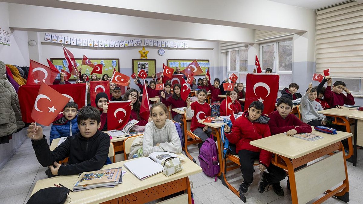 Yarıyıl tatilinin sona ermesiyle birlikte bugün okullarda ilk ders zili çaldı.