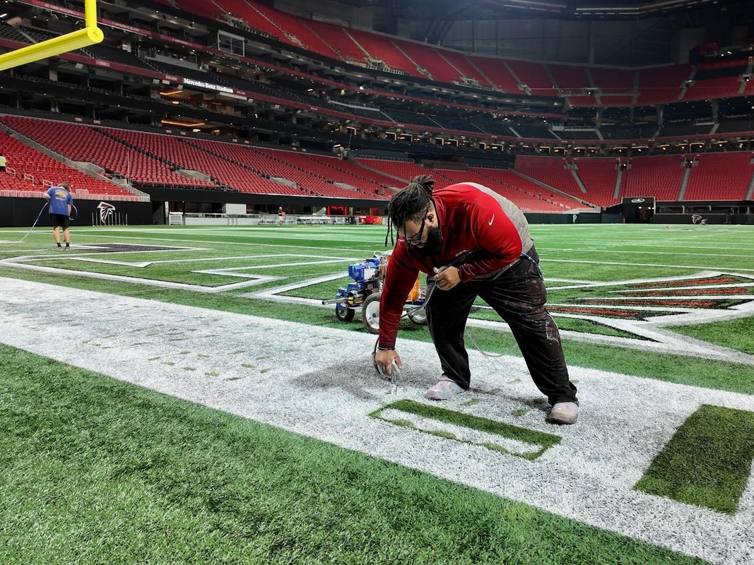 "Oyun gününden önceki karmaşık saatlerde: bir NFL stadyumunun içini keşfedin"