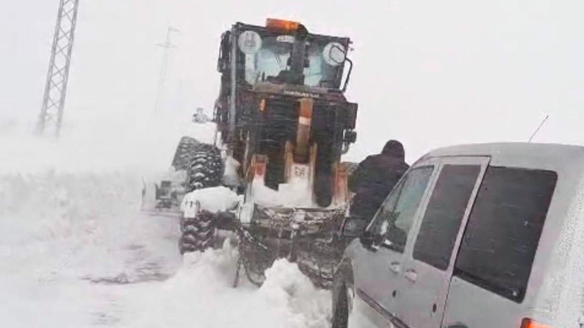 Erzurum'da yolda mahsur kalan on beş kişi kurtarıldı