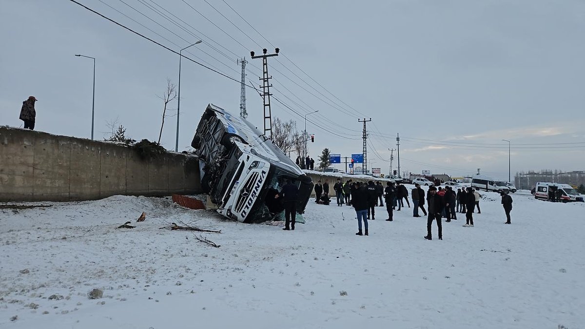 Ağrı'da bir otobüsün devrilmesi sonucu on altı kişi yaralandı