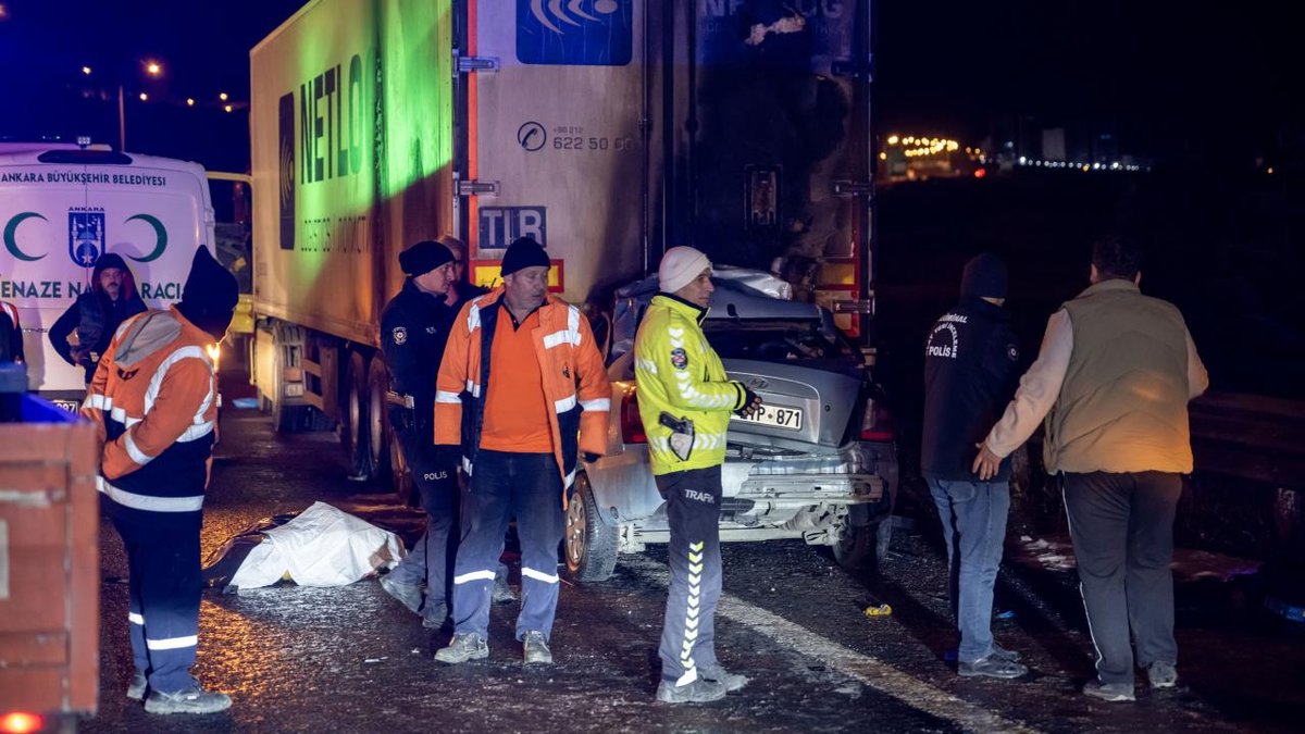 Ankara'da tıra çarpan araç sürücüsü yaşamını yitirdi