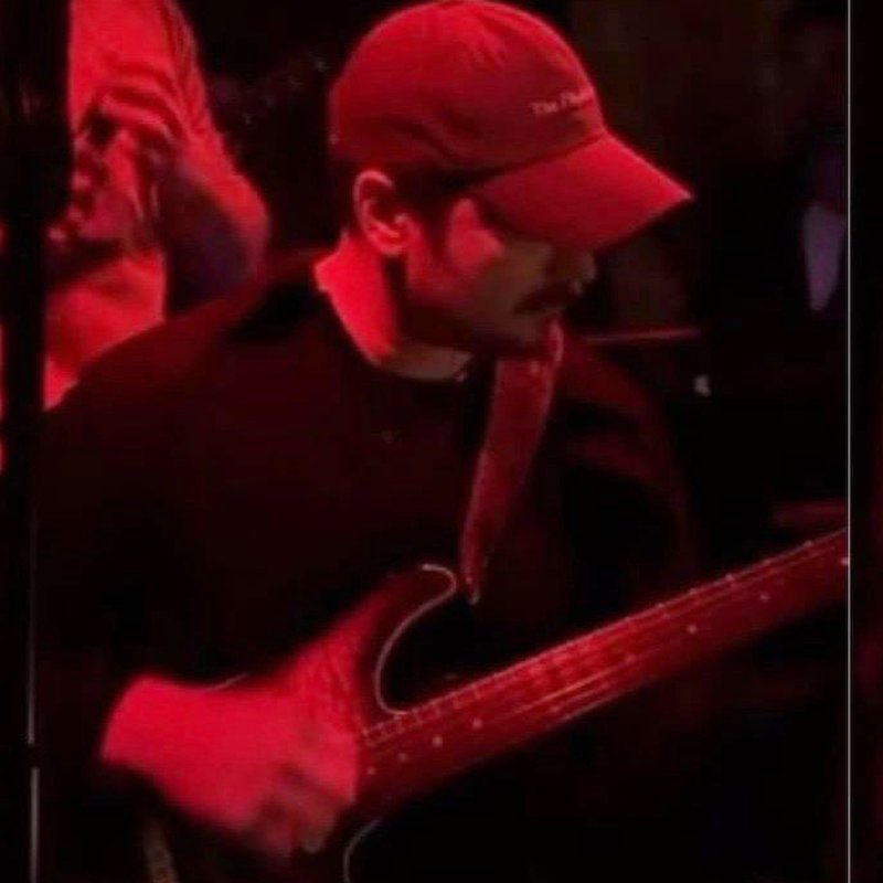 Sevgilisi için sahnede gitar çaldı