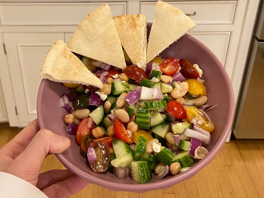 "Her hafta üç kez tükettiğim bu protein dolu fasulye salatası, 15 dakikada hazırlanıyor ve saatlerce tok tutuyor."
