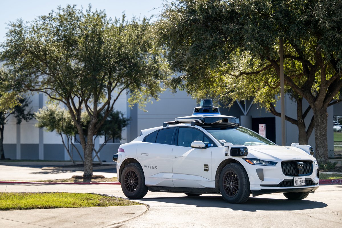 Waymo is giving DoorDash drivers money to help shut the doors on its robotaxis