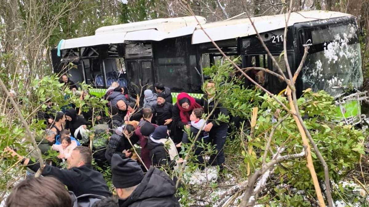 Kocaeli'de bir yolcu otobüsü devrildi ve şarampole düştü