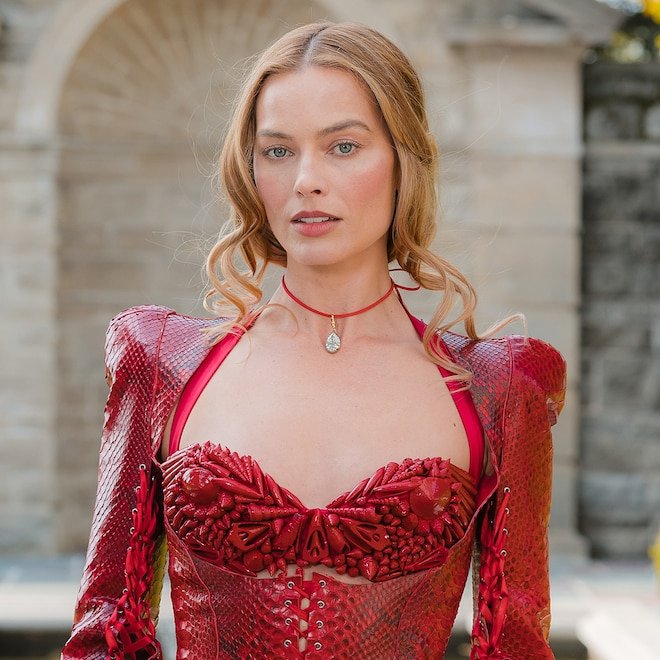 Margot Robbie, Şeffaf Tarzıyla Moda Anlayışını Yeniden Tanımlıyor