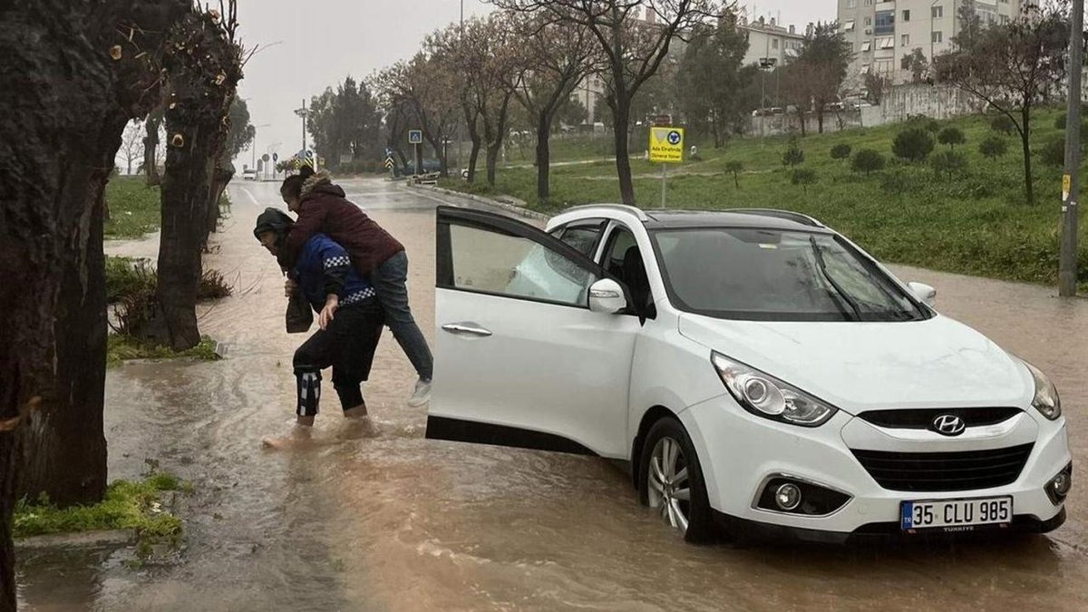 İzmir'de şiddetli yağışlar sonucu bazı işletmeler su altında kaldı