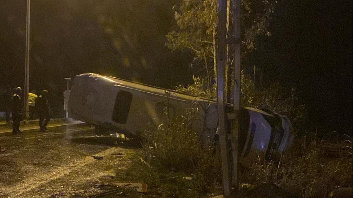 "Adana'da işçileri taşıyan servis aracı kaza yaptı: 13 kişi yaralandı"