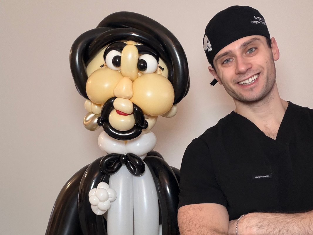 I have $400,000 in med school debt.: I'm doing balloon art to pay it down.