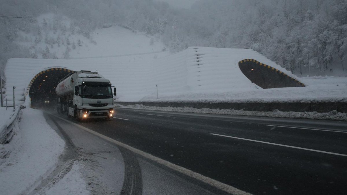 Bolu Dağı'ndan büyük yük taşıyan araçların geçişine onay verilmiyor