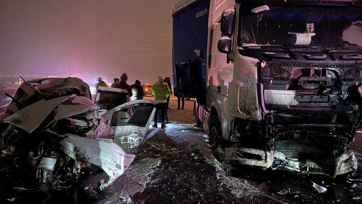 "Erzurum'da otomobil ile tır çarpışması sonucunda dört kişi hayatını kaybetti."