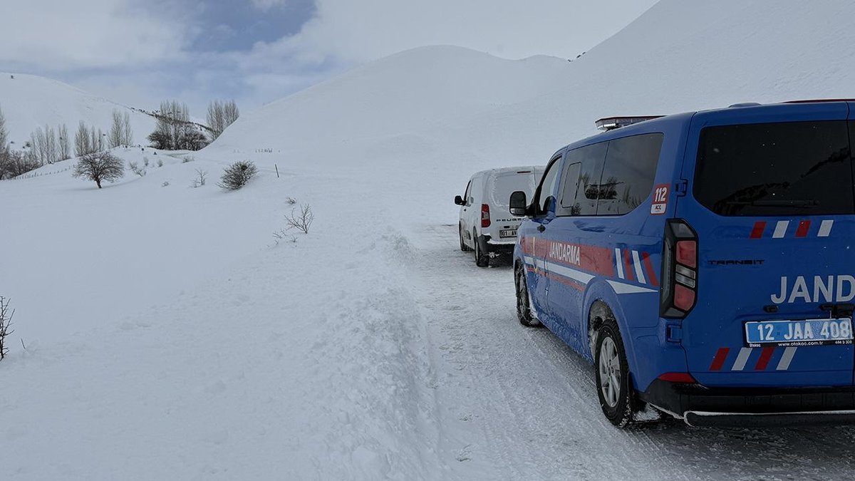 "Çığ, kara yolunu tamamen kapattı;: araçtaki yolcular son dakikada kurtarıldı"