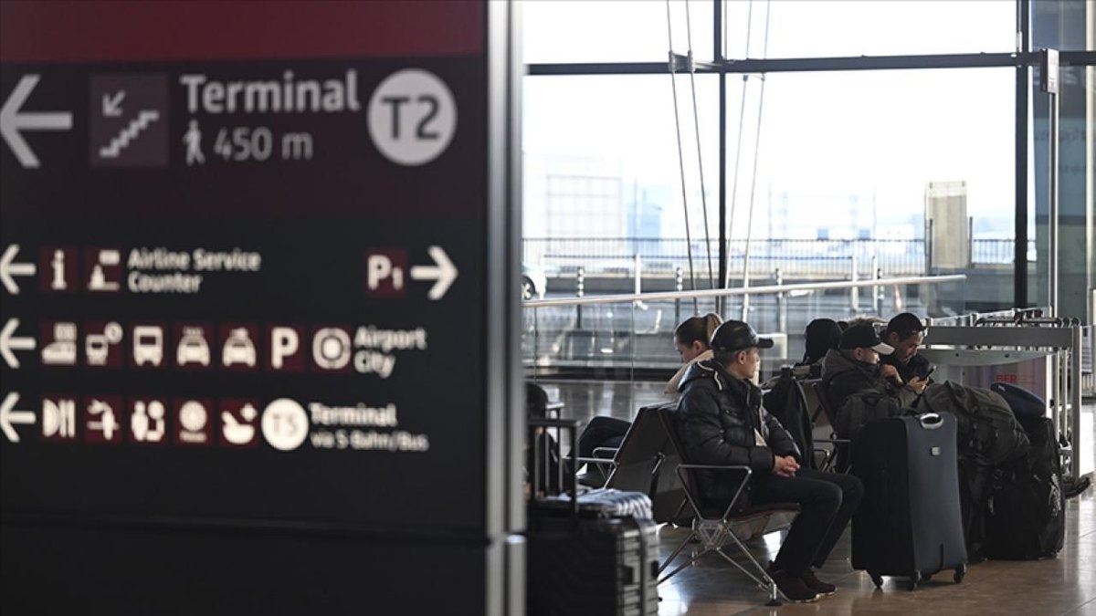 Frankfurt Havalimanı'nda kış koşulları sebebiyle uçuşlar iptal ve gecikmeli gerçekleşiyor