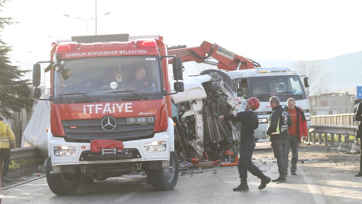 Samsun'da meydana gelen zincirlemeli trafik kazasında bir kişi hayatını kaybetti, üç kişi yaralandı.