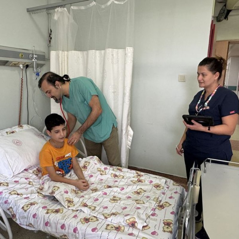 "Ameliyat öncesinde kalbi durdu! 11 yaşındaki Azat'a acil tedavi uygulandı"