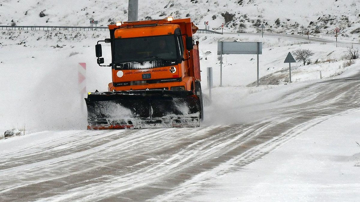 Kar yağışı nedeniyle bazı: yollar büyük araç trafiğine kapatıldı.