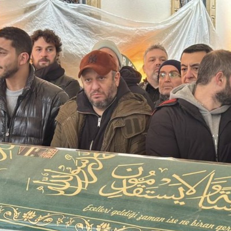 "Babasını ebedi istirahatine gönderdi"