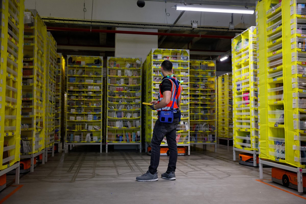 Amazon is on a mission to optimize warehouse work.: Its latest test puts wearable devices on support staff.