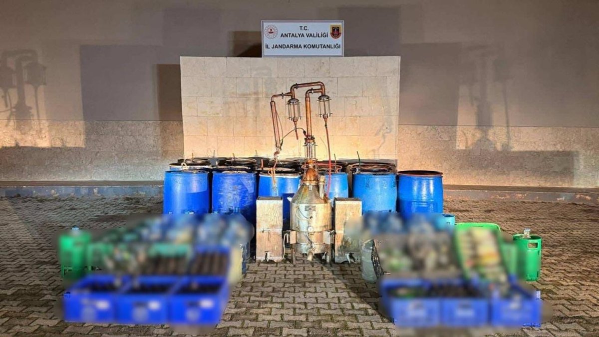 Antalya'da 4.663 litre kaçak: ve sahte içki yakalandı