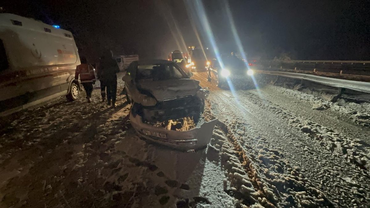 Bolu'da düşen kar, yol kazalarını tetikledi