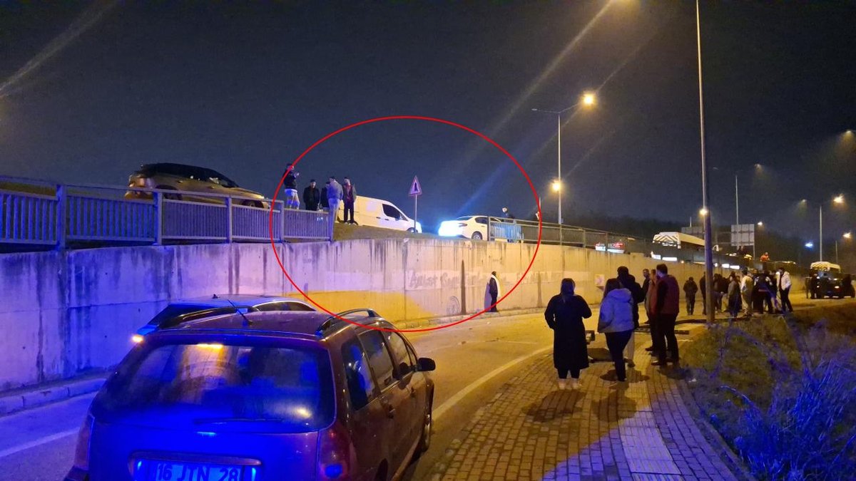 Bursa'da meydana gelen kaza sonucu: kamyonetin devirdiği bariyerler araçların üstüne düştü