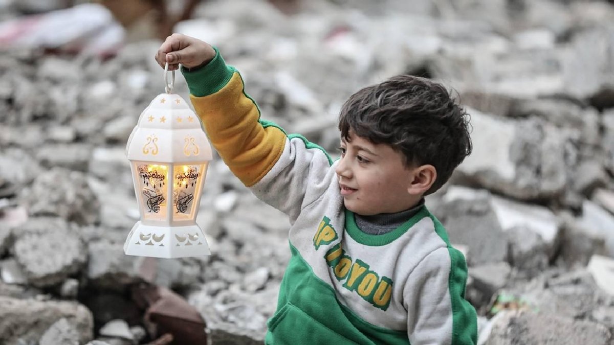 Gazzeliler çadırların arasında da olsa çocuklara ramazan coşkusunu yaşatmaya çalışıyor