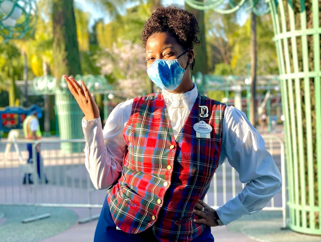 I used to be a VIP tour guide at Disneyland. Here are 5 things you should never do in the parks.