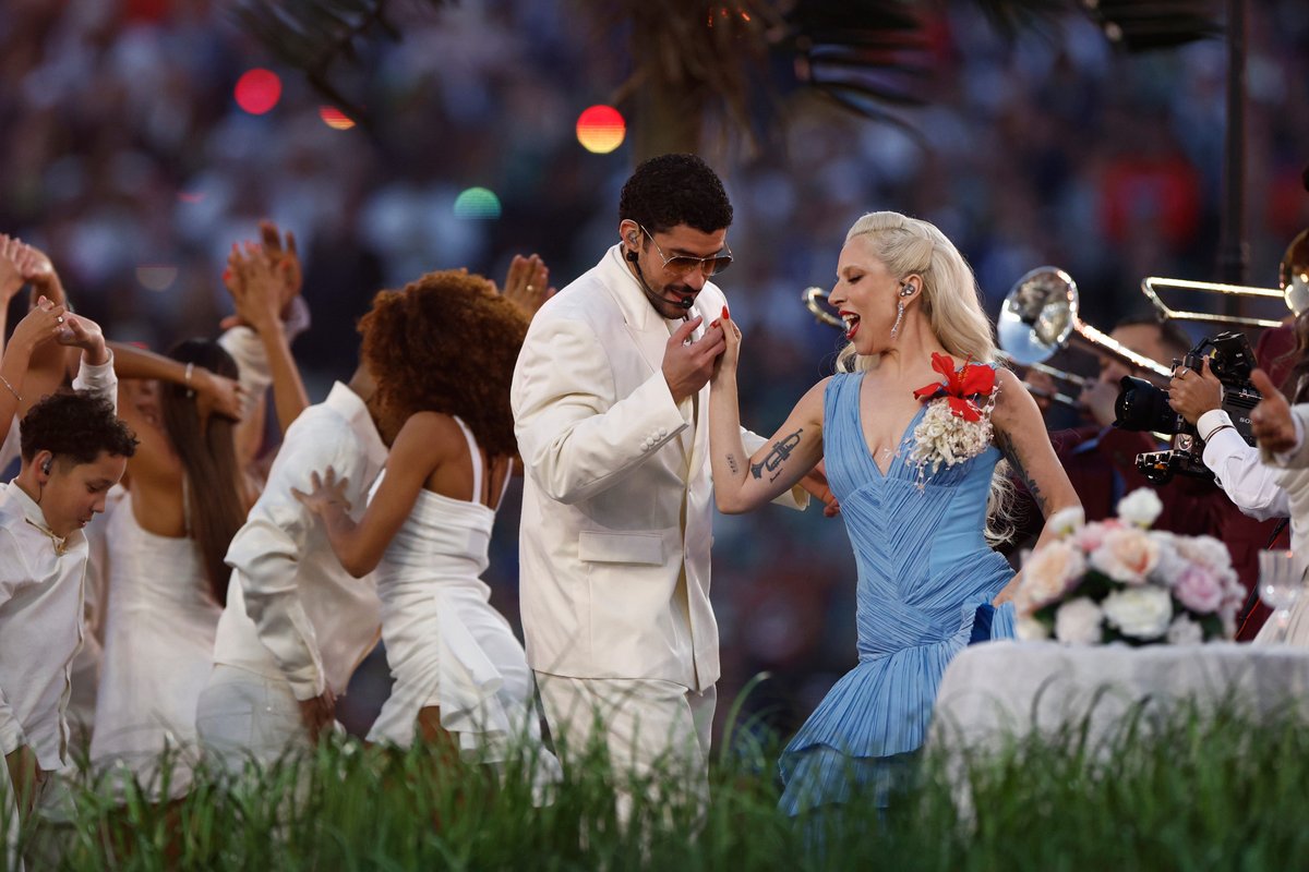 "Bad Bunny'nin Super Bowl devre arası performansı sanatsal bir ifade ortaya koydu - ancak Lady Gaga'nın sürpriz katılımı hariç"