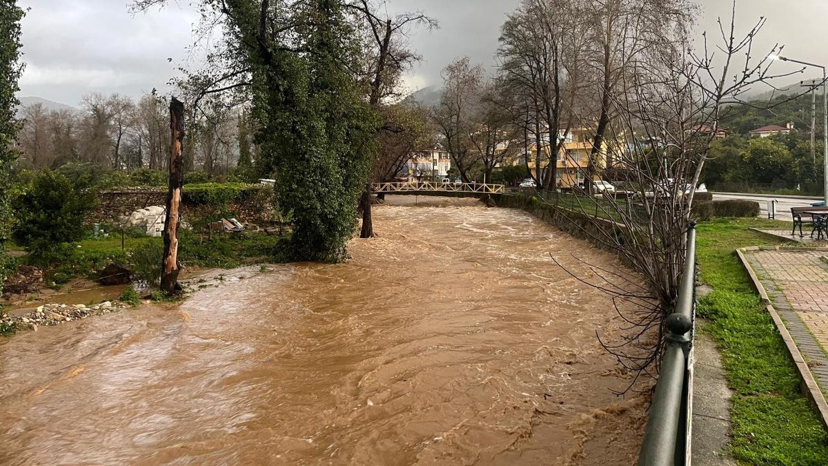 Antalya'da sağanak: Evler ve bahçeler su altına kaldı