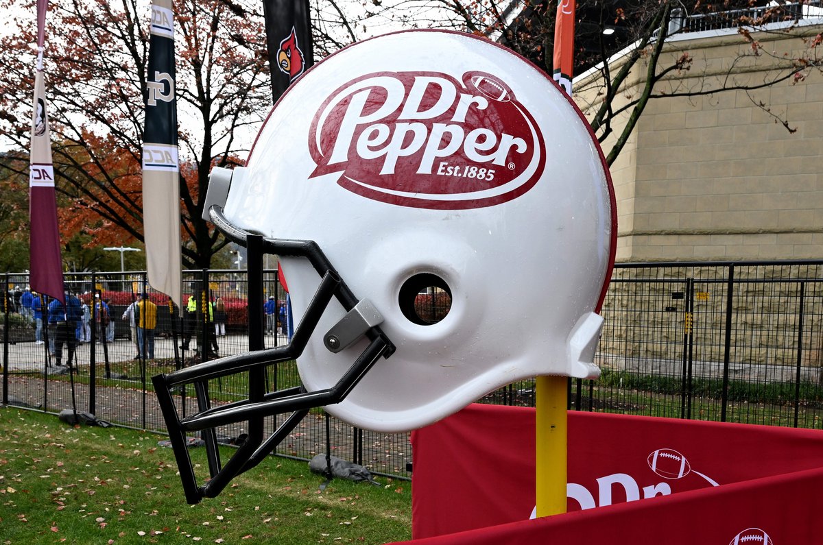 Sosyal medya kullanıcıları, evde yaptığı Dr Pepper jingle'ı bir televizyon reklamında yer bulan kadını kutluyor.