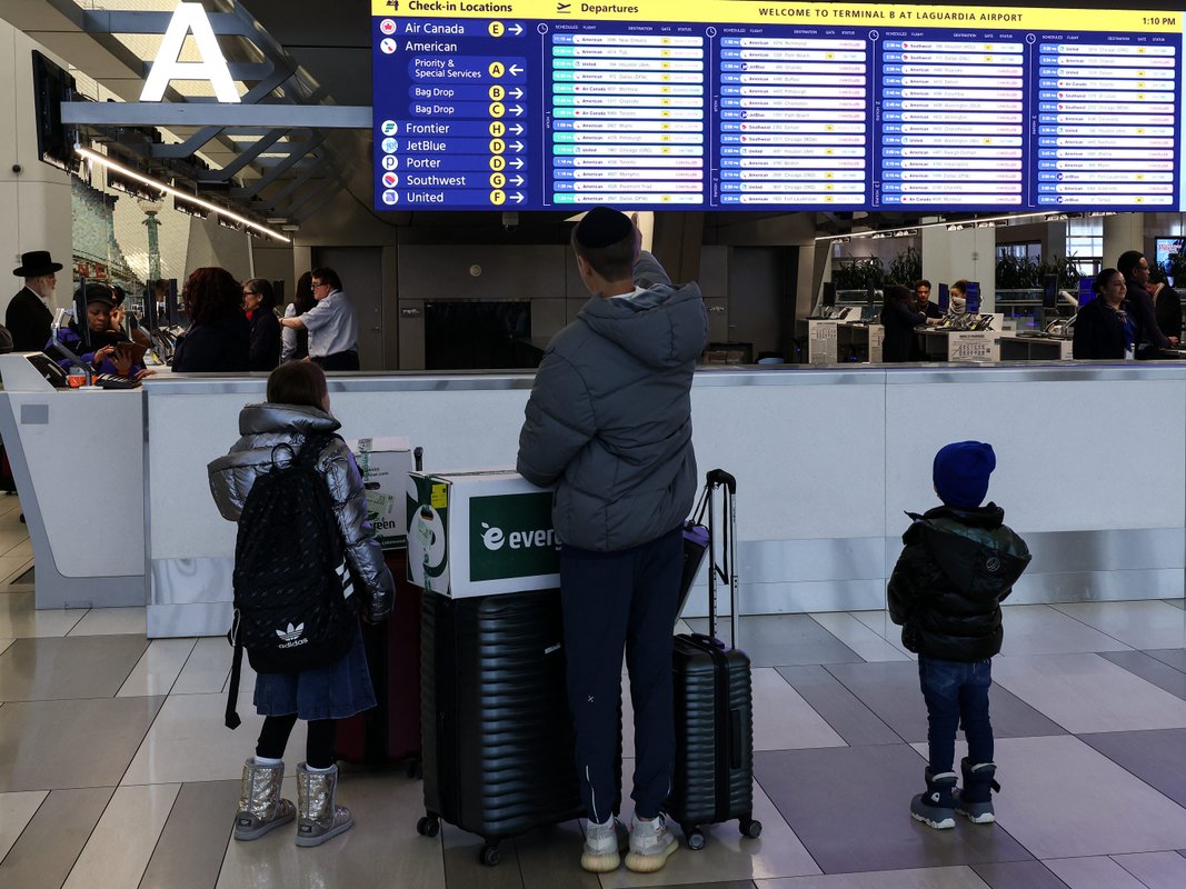 'Misery map' shows which airports are getting slammed by the East Coast snowstorm as cancellations pile up