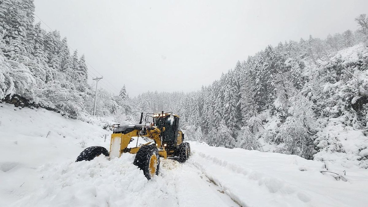 Aşırı kar yağışı nedeniyle 320 numaralı yol trafiğe kapandı