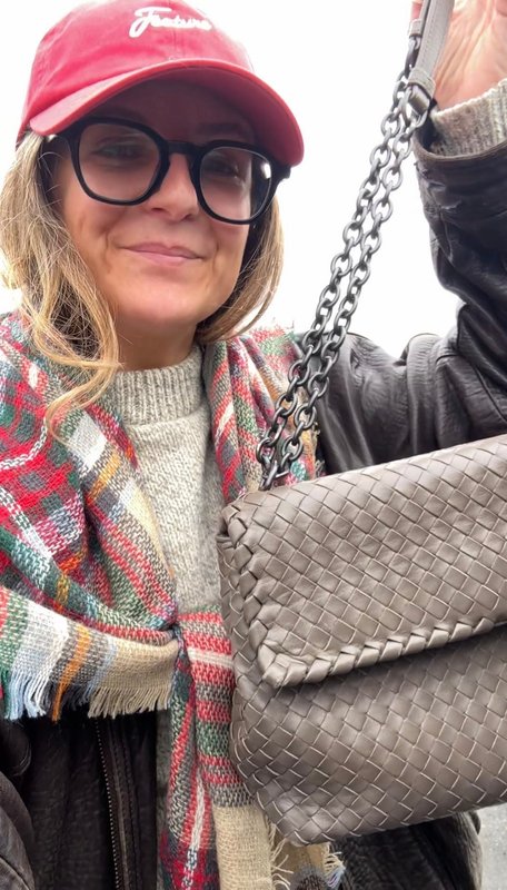 "İkinci el mağazasında Bottega Veneta çantası buldum; sadece 8 dolar ödedim, değeri ise 3.000 dolar."