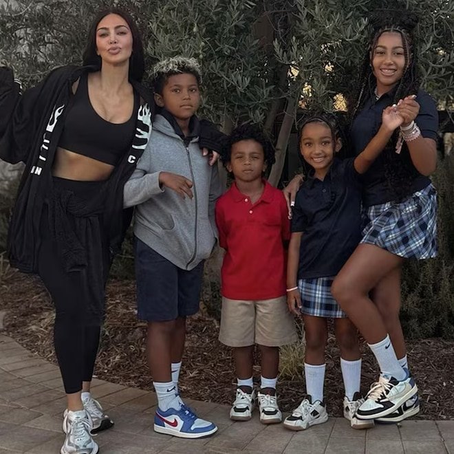 Kim Kardashian, Dört Çocuğuyla Birlikte Aile Fotoğrafları Çektirdi