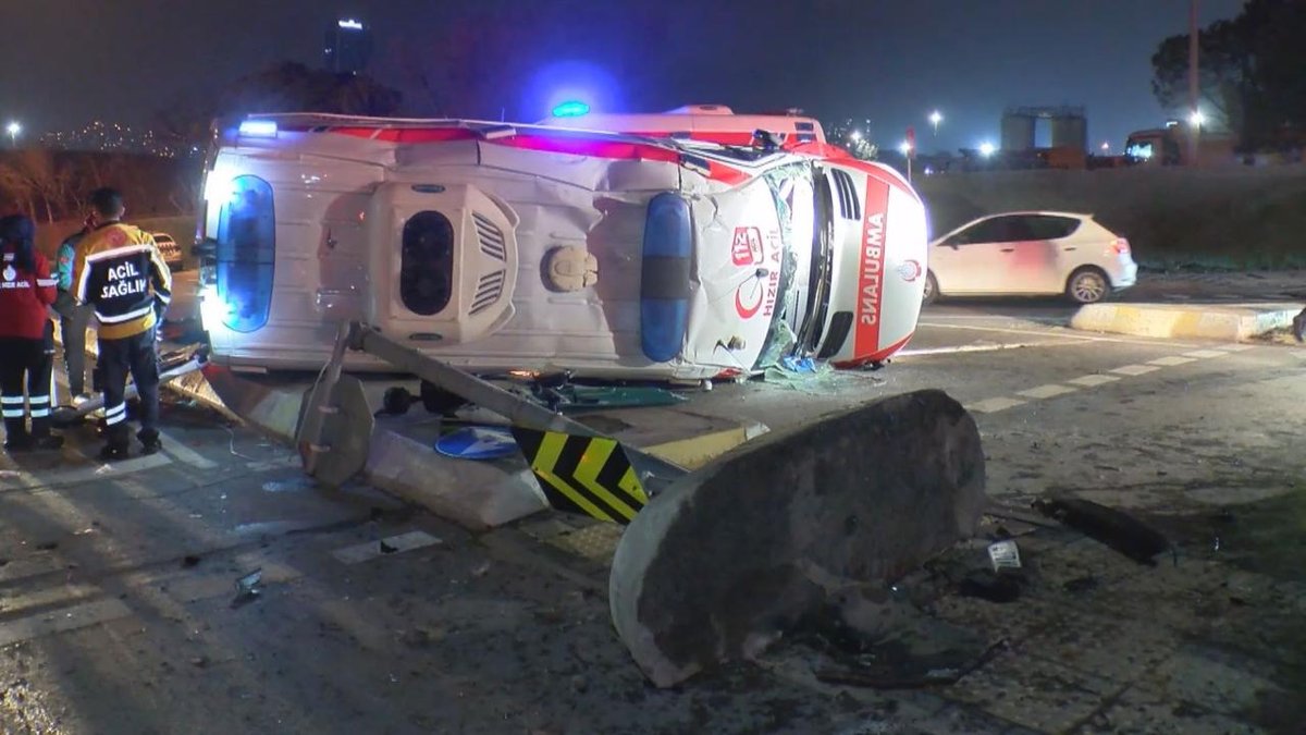 İstanbul’da ambulans ve araç çarpışması sonucu üç kişi yaralandı