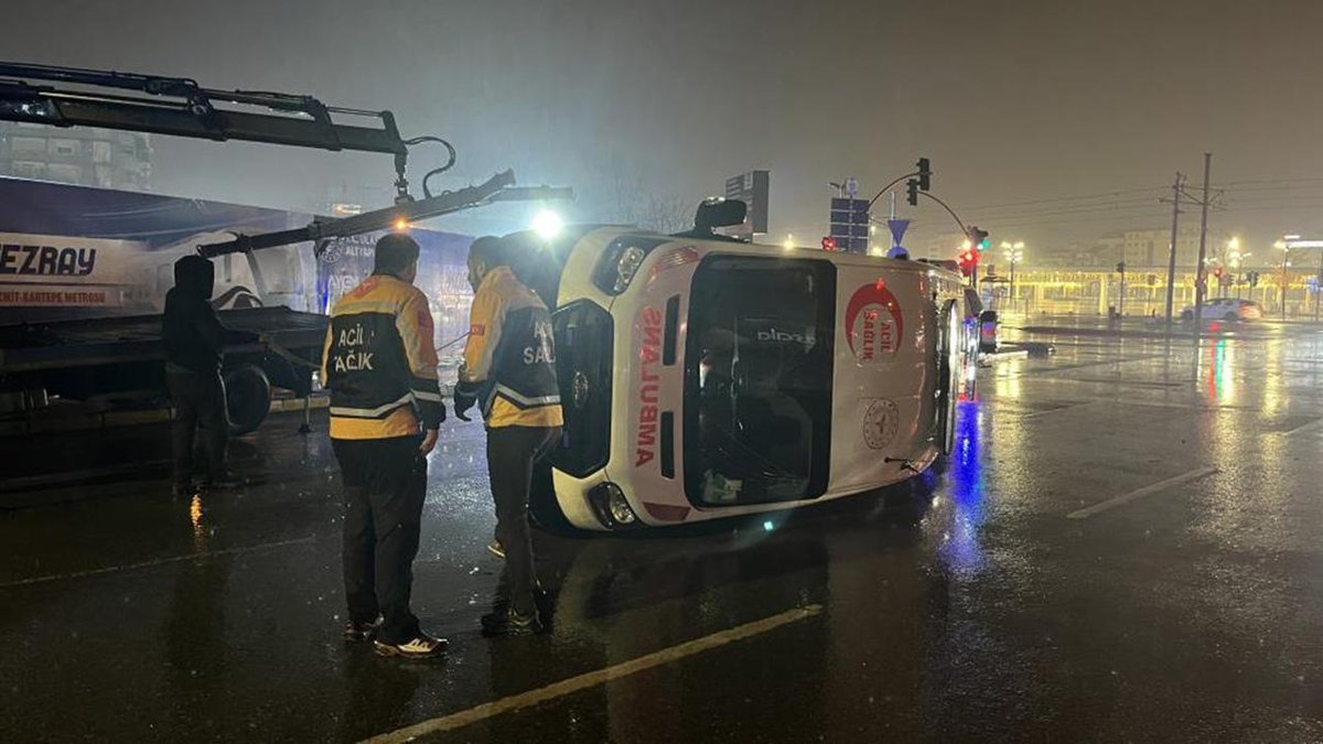 “Hasta taşıyan ambulans kaza yaptı: Altı kişi yaralandı”
