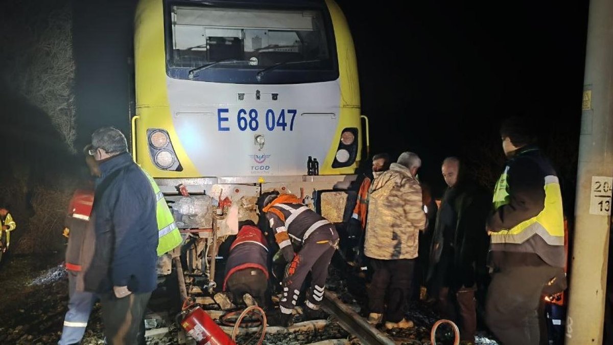 Balıkesir'de yolcu treninin motoru,: düşen taş yüzünden raydan savruldu.