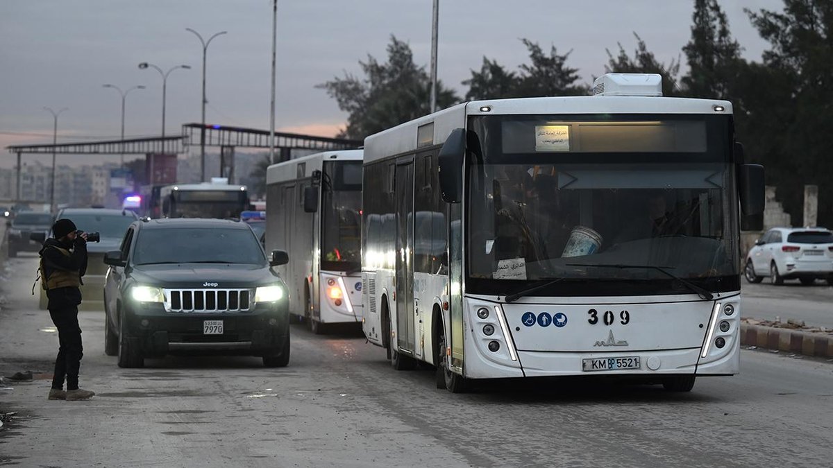 Halep'te, tahliye olmayı kabul eden: YPG üyeleri otobüslerle Tabka'ya sevk edildi