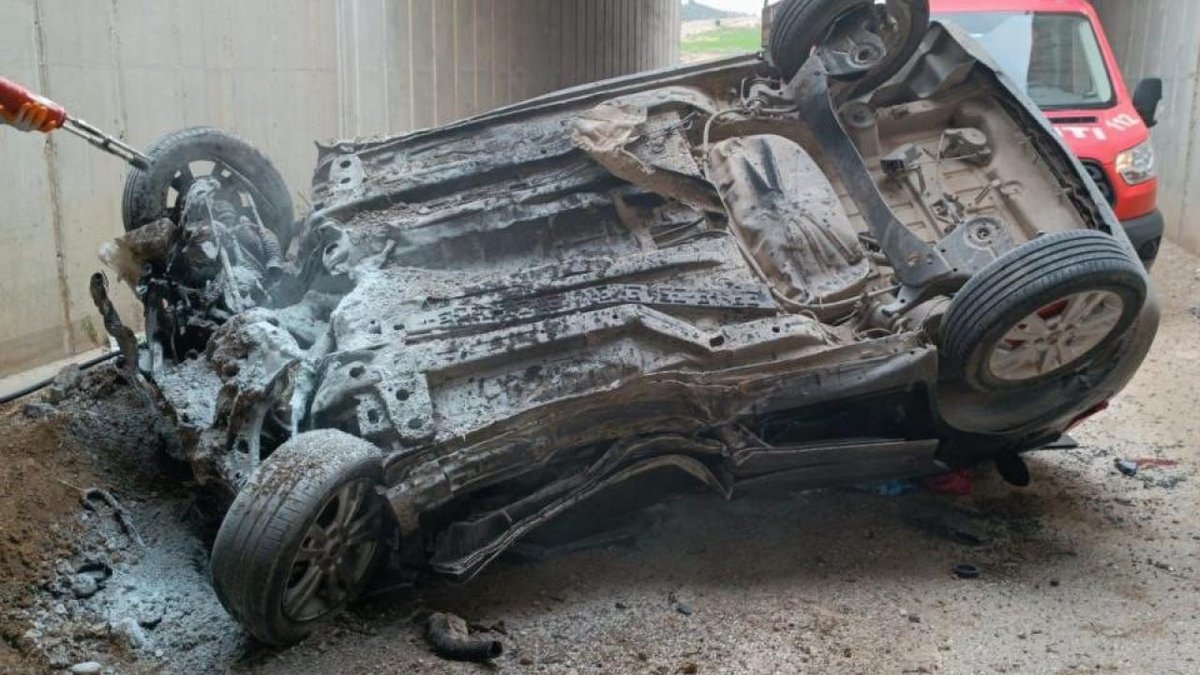 Mersin'deki alt geçite düşen araçta iki: kişi hayatını kaybetti, üç kişi yaralandı.