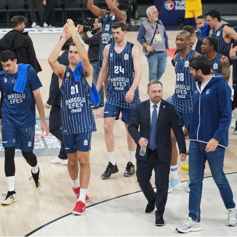 Anadolu Efes, kendi sahasında galip geldi!