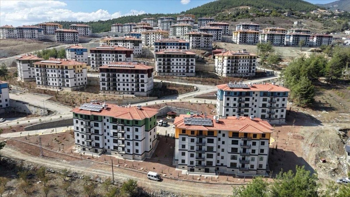 "Bakan Kurum: Umudu yeniden yeşertmek ve karanlıkları aydınlatmak için bazen bir anahtar yeterli oluyor"