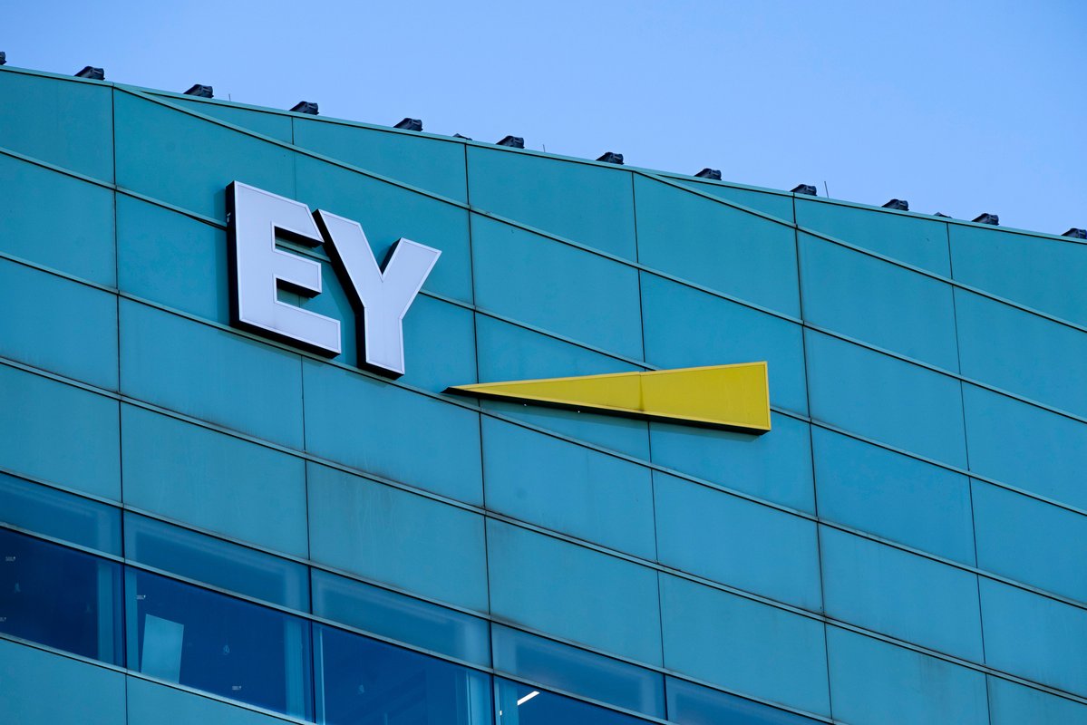 2 top EY leaders explain why a lack of experience is a junior consultant's big advantage in the age of AI