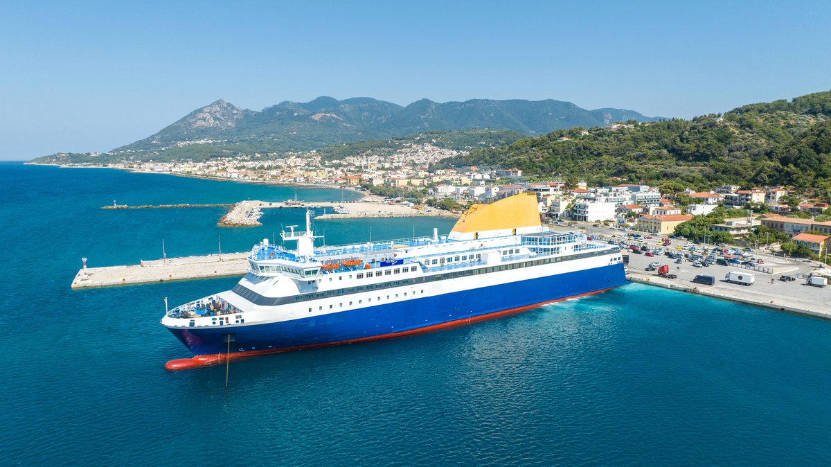 I'm a travel planner who's been on over 26 cruises. Here: are 10 things I always pack and 2 I never bring