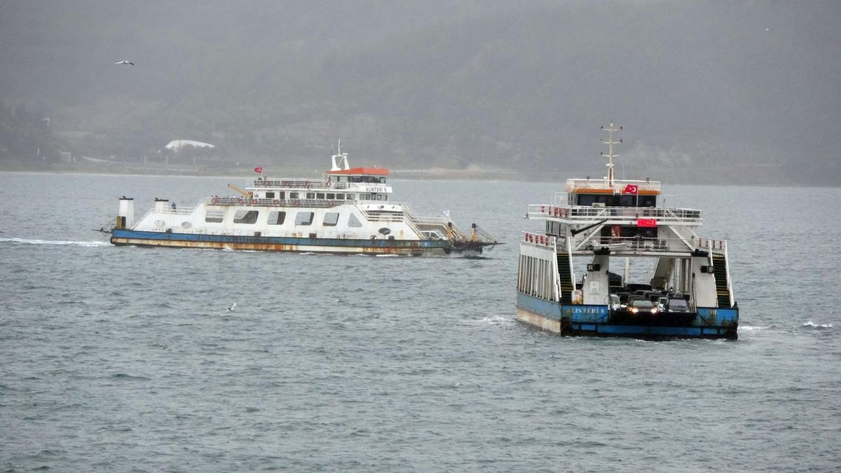 "Gökçeada ile Bozcaada arasındaki feribot seferleri fırtına nedeniyle iptal edildi"