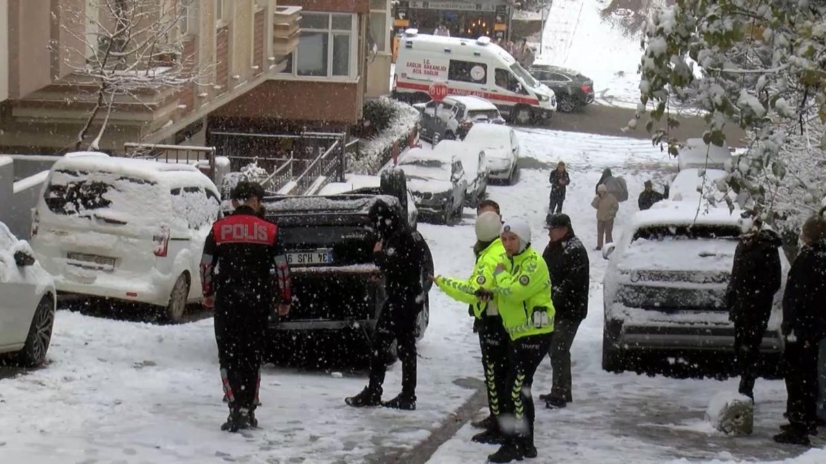 İstanbul'daki kaygan yolda kayarak takla atan araç büyük hasar aldı