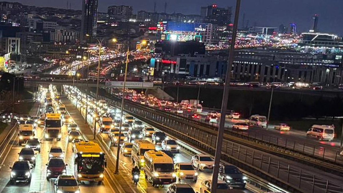 "İstanbul'da akşam saatlerinde trafik yoğunluğu yüzde seksen dokuz seviyesine ulaştı"
