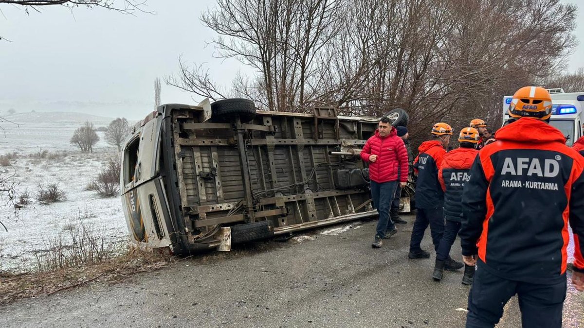 Sivas'ta öğrenci taşıyan servis aracı devrildi, on beş kişi yaralandı.