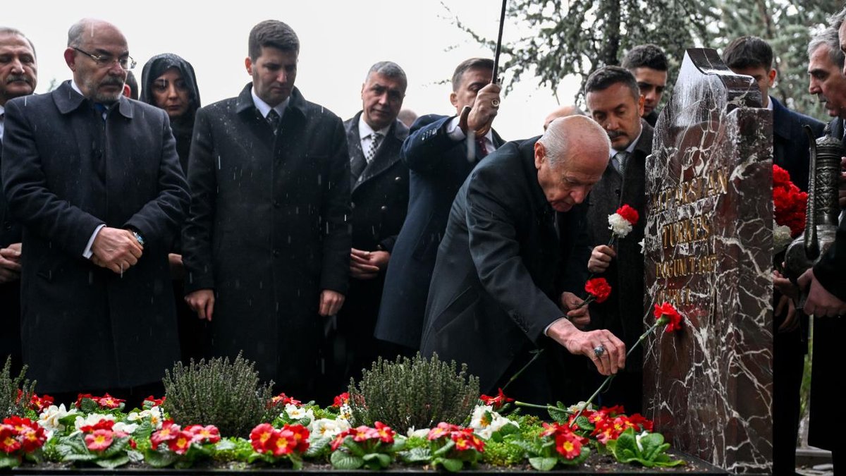 MHP Genel Başkanı Bahçeli,: Alparslan Türkeş'in kabrini ziyaret etti